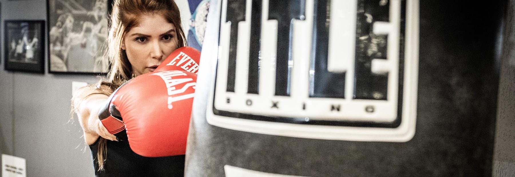 Aluna treinando boxe no saco de pancadas da unidade Kansas