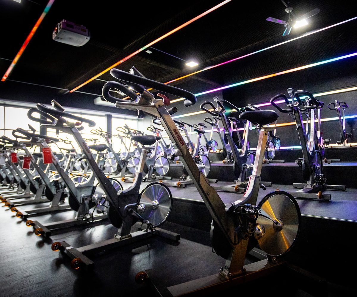 Sala de bike da unidade Kansas, com as bicicletas alinhadas e iluminação de LED